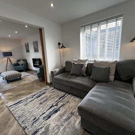 Stylish Modern Home With Parking Enclosed Garden Holyhead Eksteriør bilde