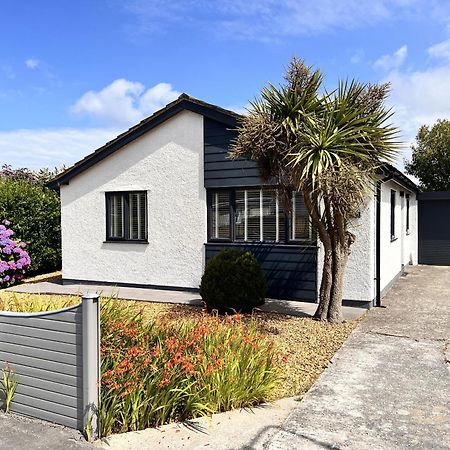 Stylish Modern Home With Parking Enclosed Garden Holyhead Eksteriør bilde