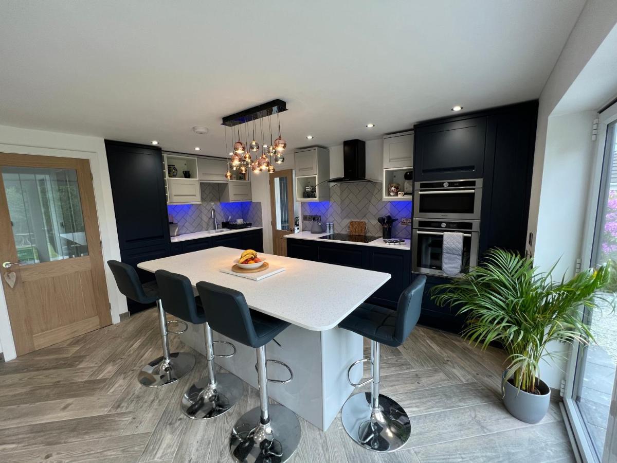 Stylish Modern Home With Parking Enclosed Garden Holyhead Eksteriør bilde