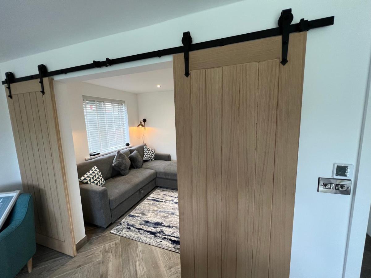 Stylish Modern Home With Parking Enclosed Garden Holyhead Eksteriør bilde