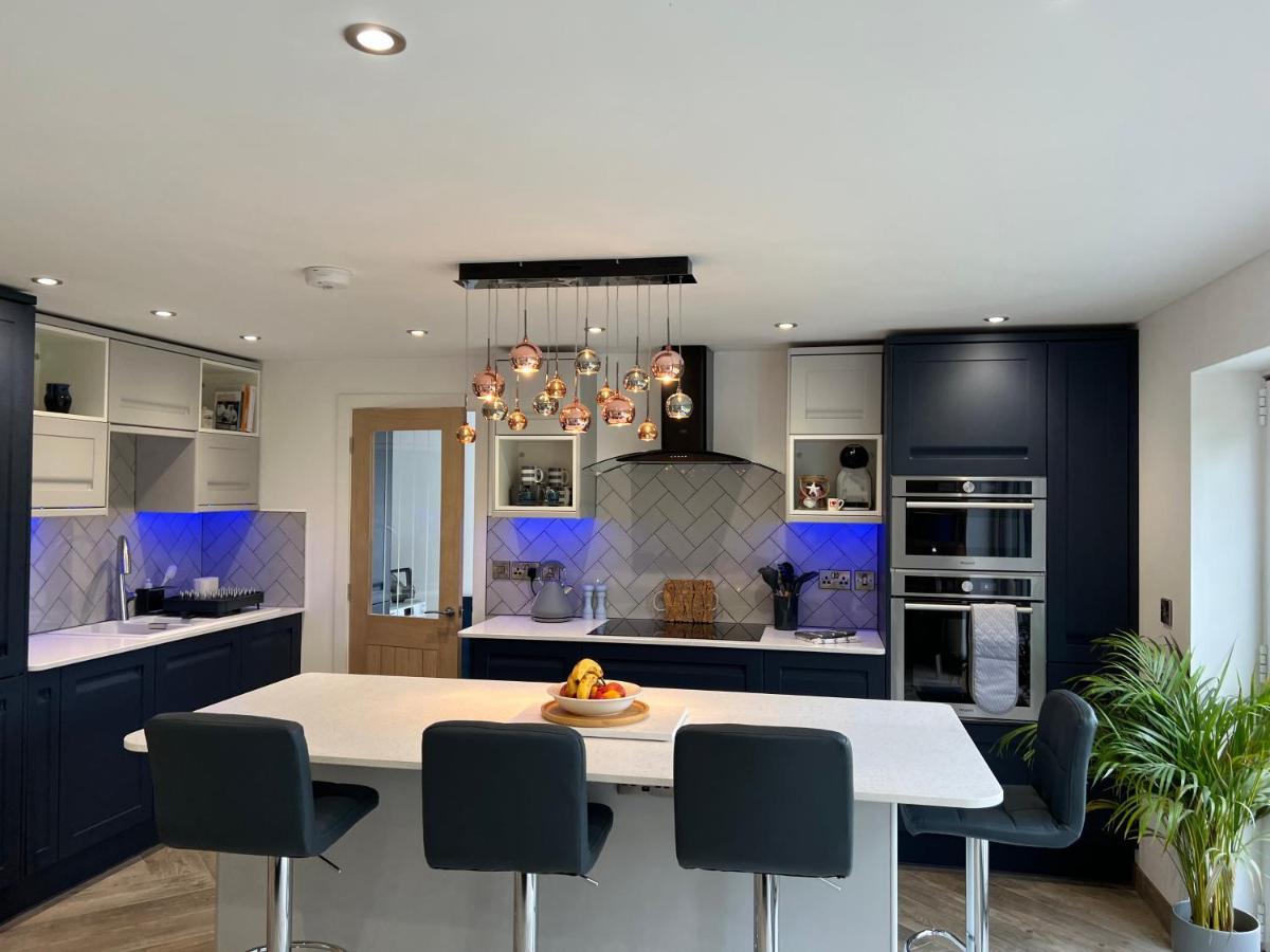 Stylish Modern Home With Parking Enclosed Garden Holyhead Eksteriør bilde