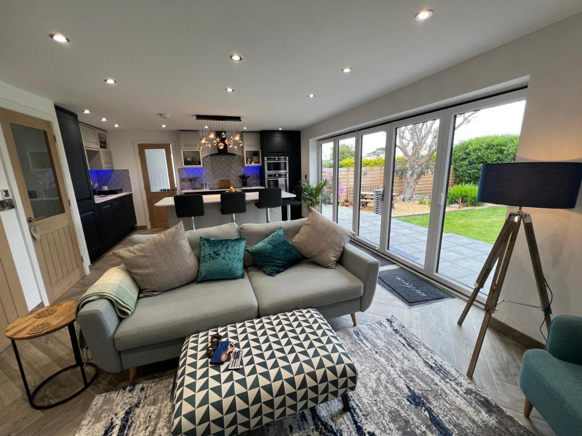 Stylish Modern Home With Parking Enclosed Garden Holyhead Eksteriør bilde