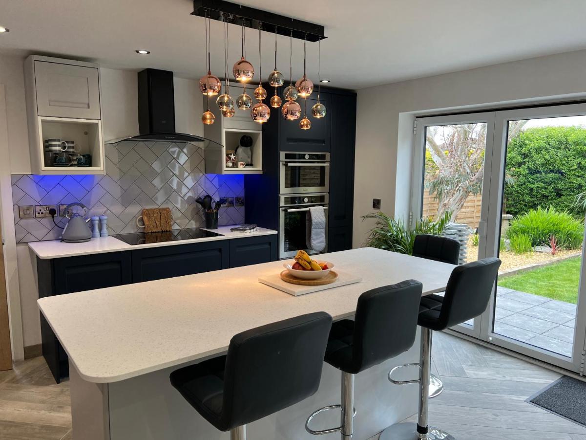 Stylish Modern Home With Parking Enclosed Garden Holyhead Eksteriør bilde
