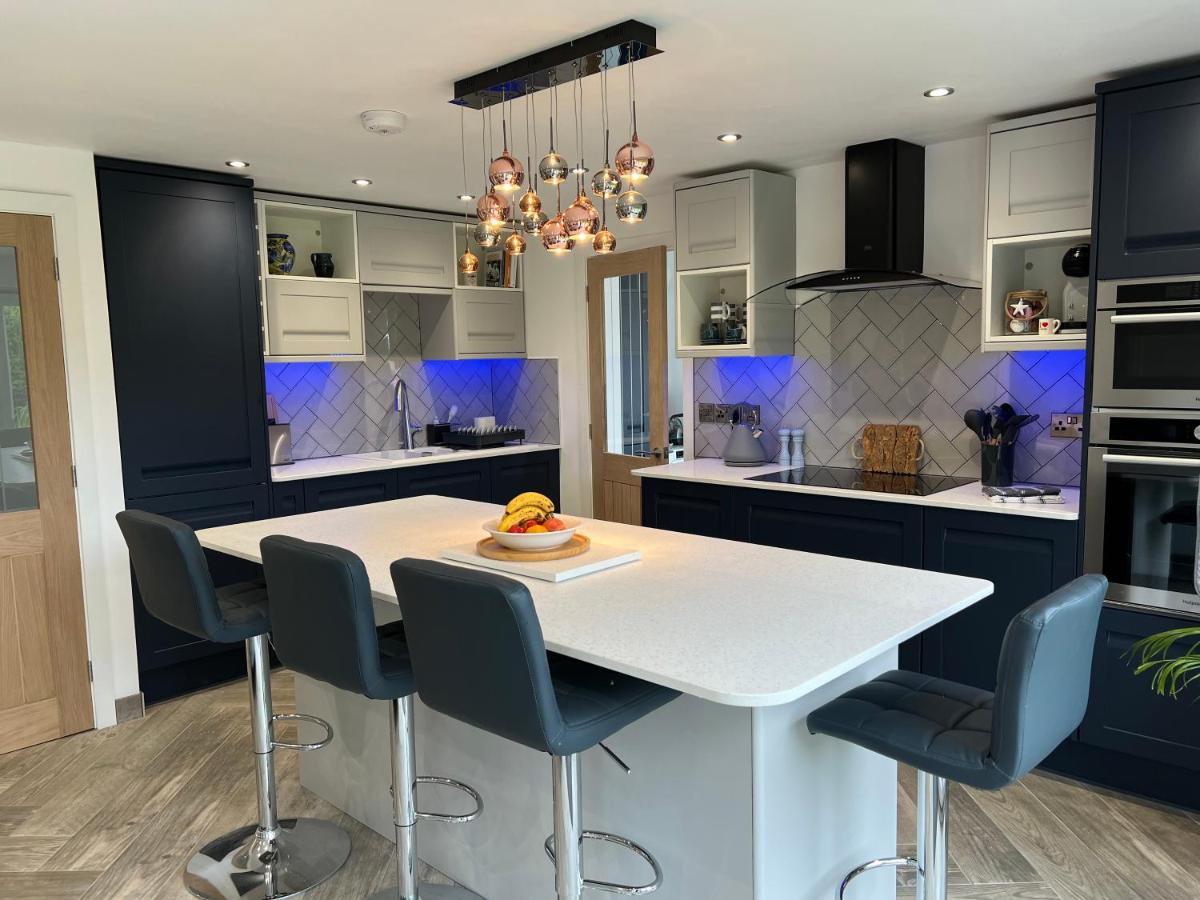 Stylish Modern Home With Parking Enclosed Garden Holyhead Eksteriør bilde
