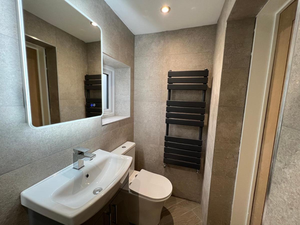 Stylish Modern Home With Parking Enclosed Garden Holyhead Eksteriør bilde