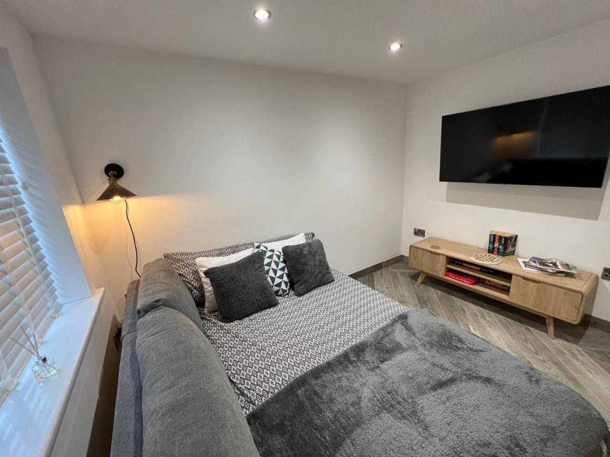 Stylish Modern Home With Parking Enclosed Garden Holyhead Eksteriør bilde