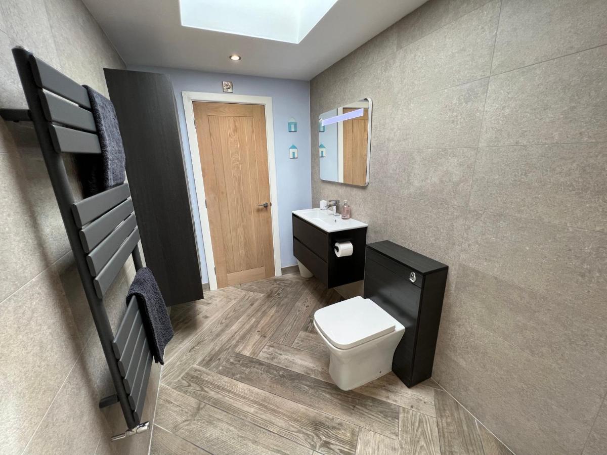 Stylish Modern Home With Parking Enclosed Garden Holyhead Eksteriør bilde
