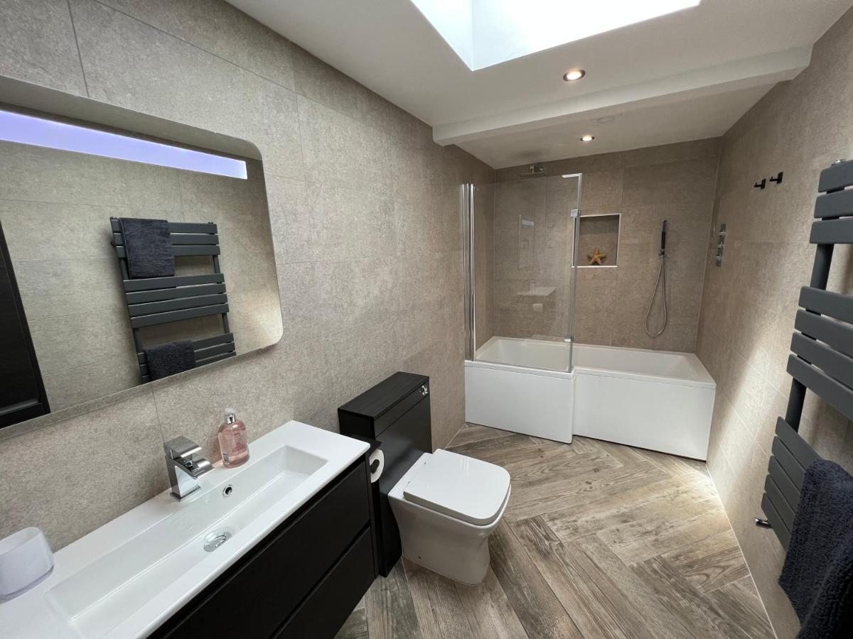 Stylish Modern Home With Parking Enclosed Garden Holyhead Eksteriør bilde