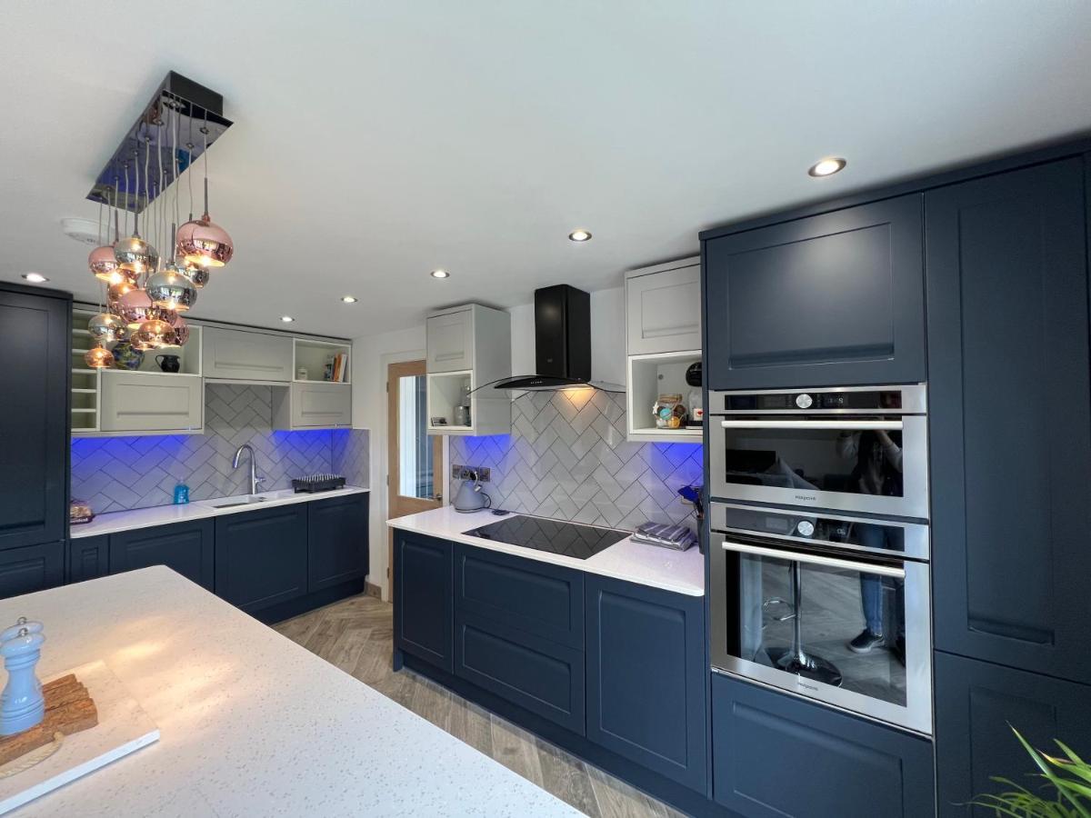 Stylish Modern Home With Parking Enclosed Garden Holyhead Eksteriør bilde