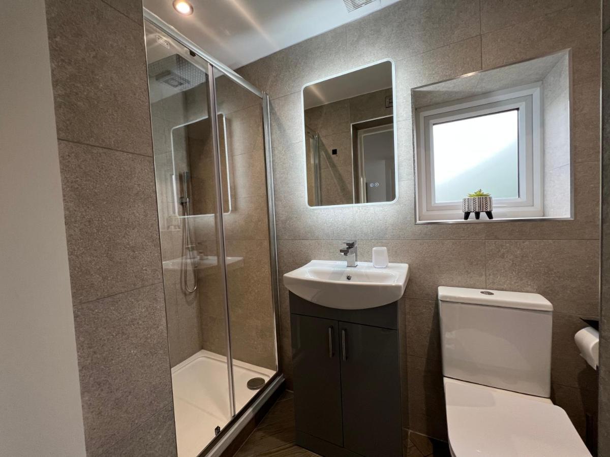 Stylish Modern Home With Parking Enclosed Garden Holyhead Eksteriør bilde