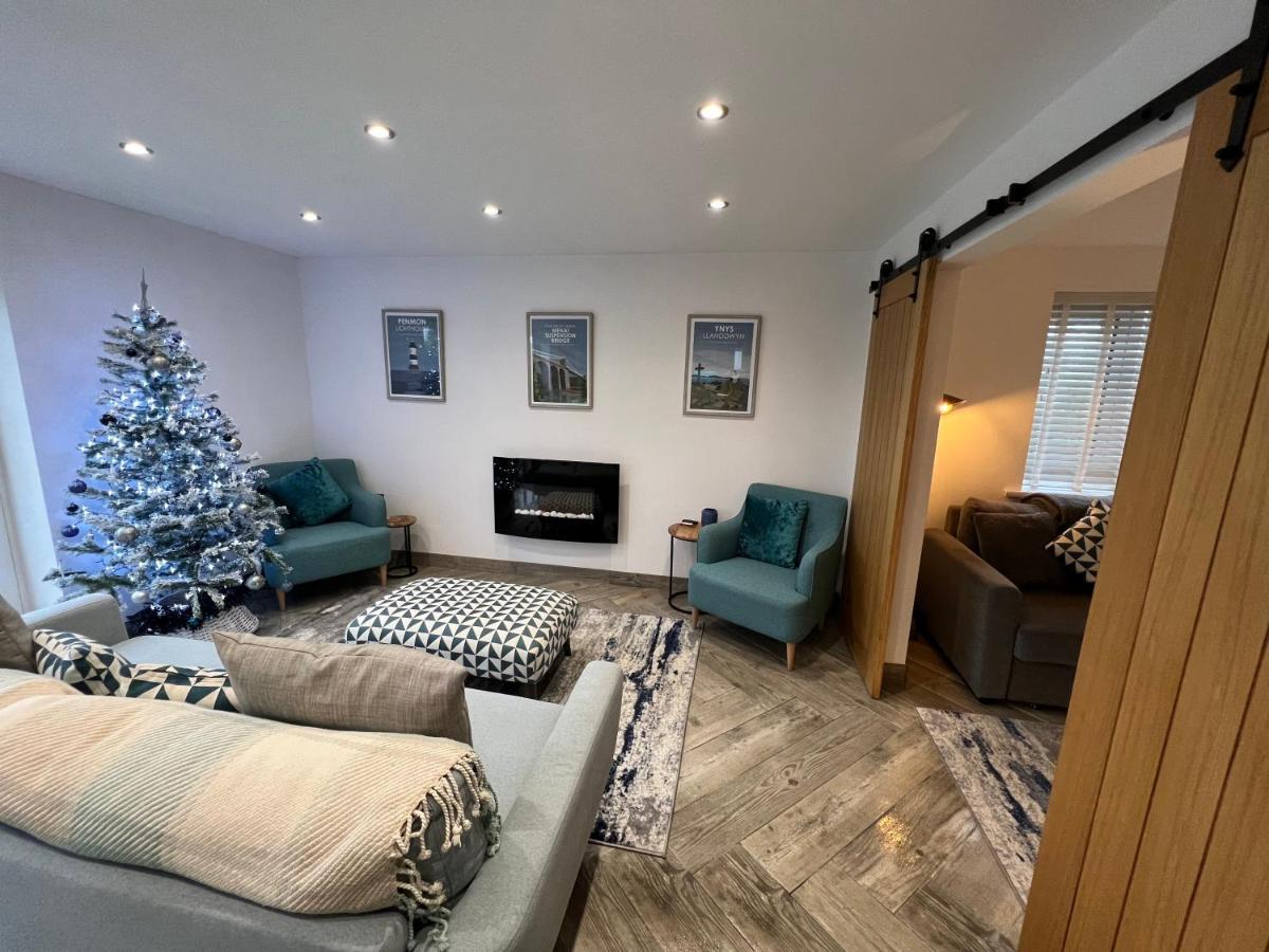 Stylish Modern Home With Parking Enclosed Garden Holyhead Eksteriør bilde