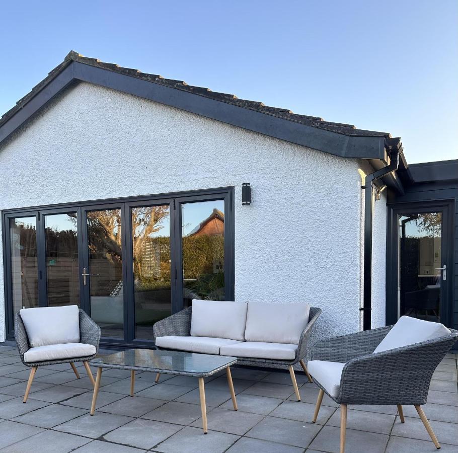 Stylish Modern Home With Parking Enclosed Garden Holyhead Eksteriør bilde