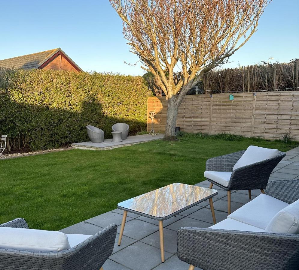 Stylish Modern Home With Parking Enclosed Garden Holyhead Eksteriør bilde