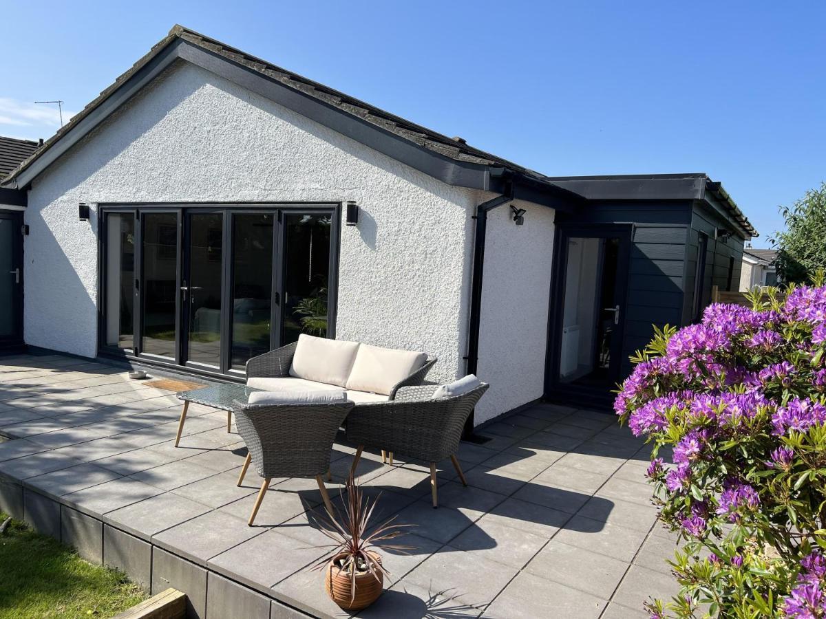 Stylish Modern Home With Parking Enclosed Garden Holyhead Eksteriør bilde