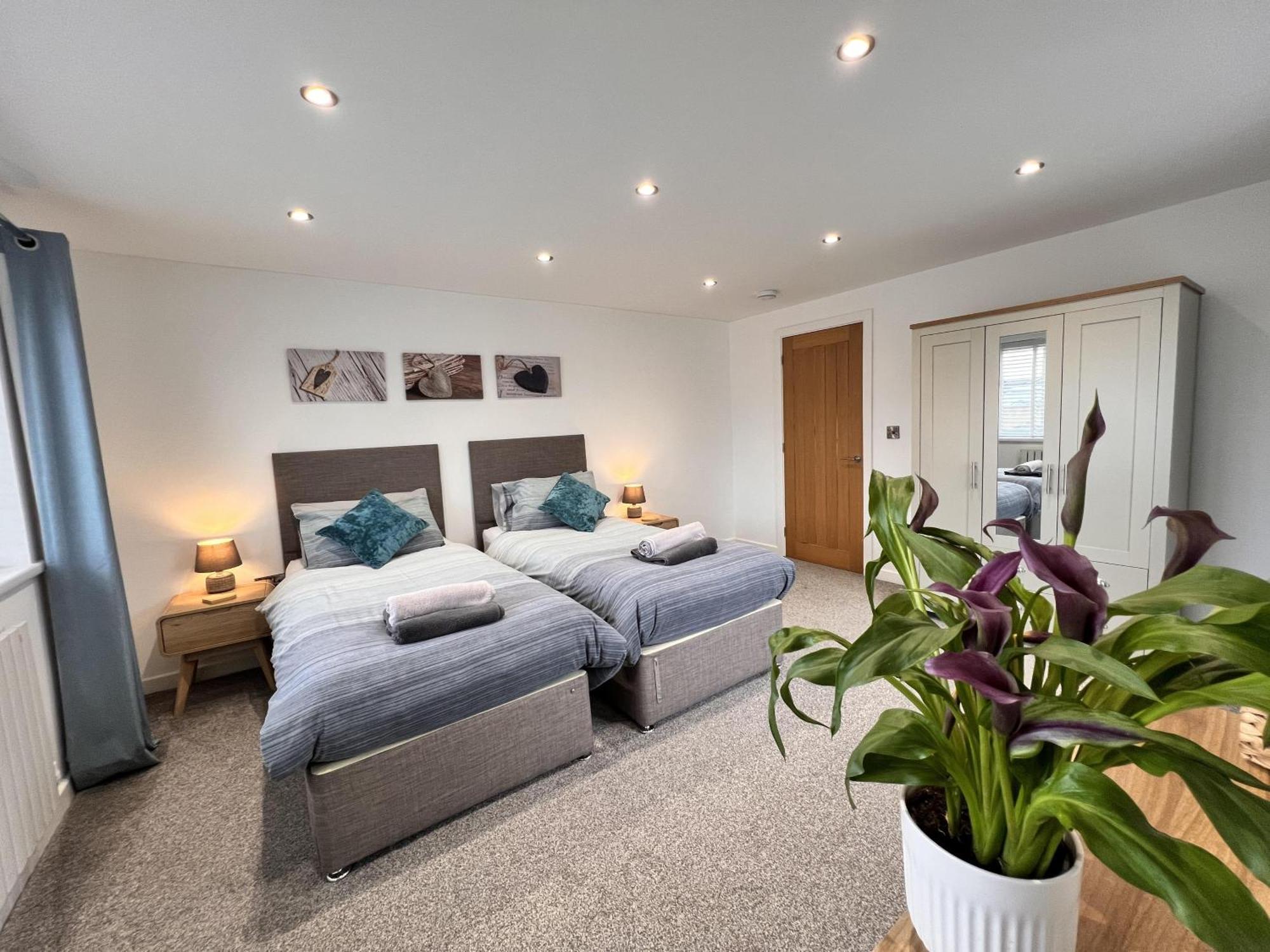 Stylish Modern Home With Parking Enclosed Garden Holyhead Eksteriør bilde