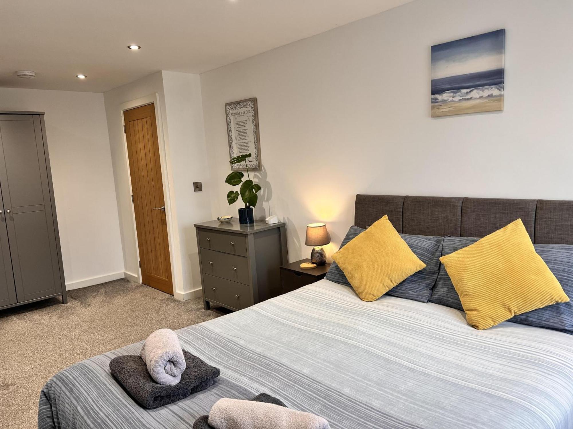 Stylish Modern Home With Parking Enclosed Garden Holyhead Eksteriør bilde