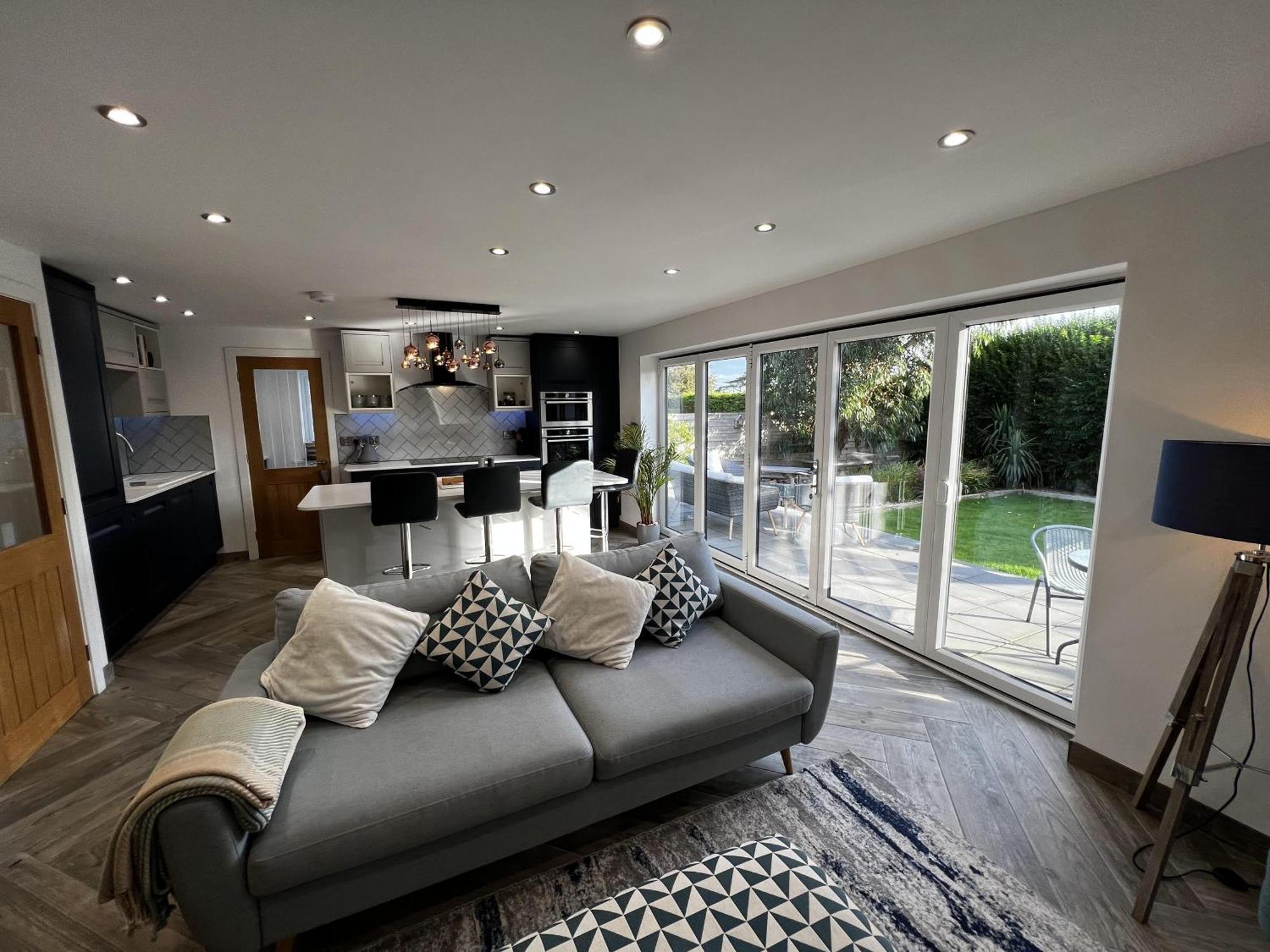 Stylish Modern Home With Parking Enclosed Garden Holyhead Eksteriør bilde