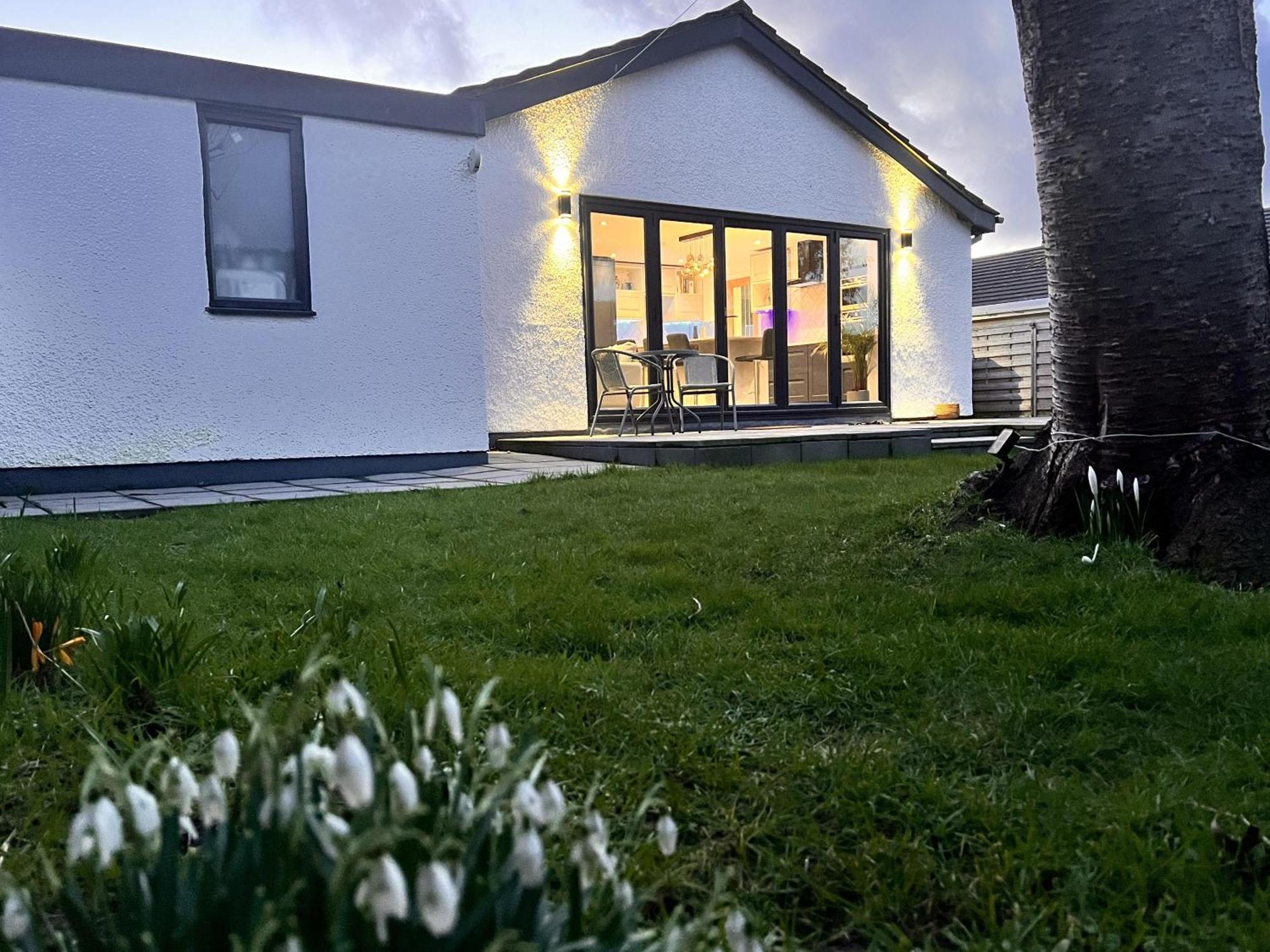 Stylish Modern Home With Parking Enclosed Garden Holyhead Eksteriør bilde
