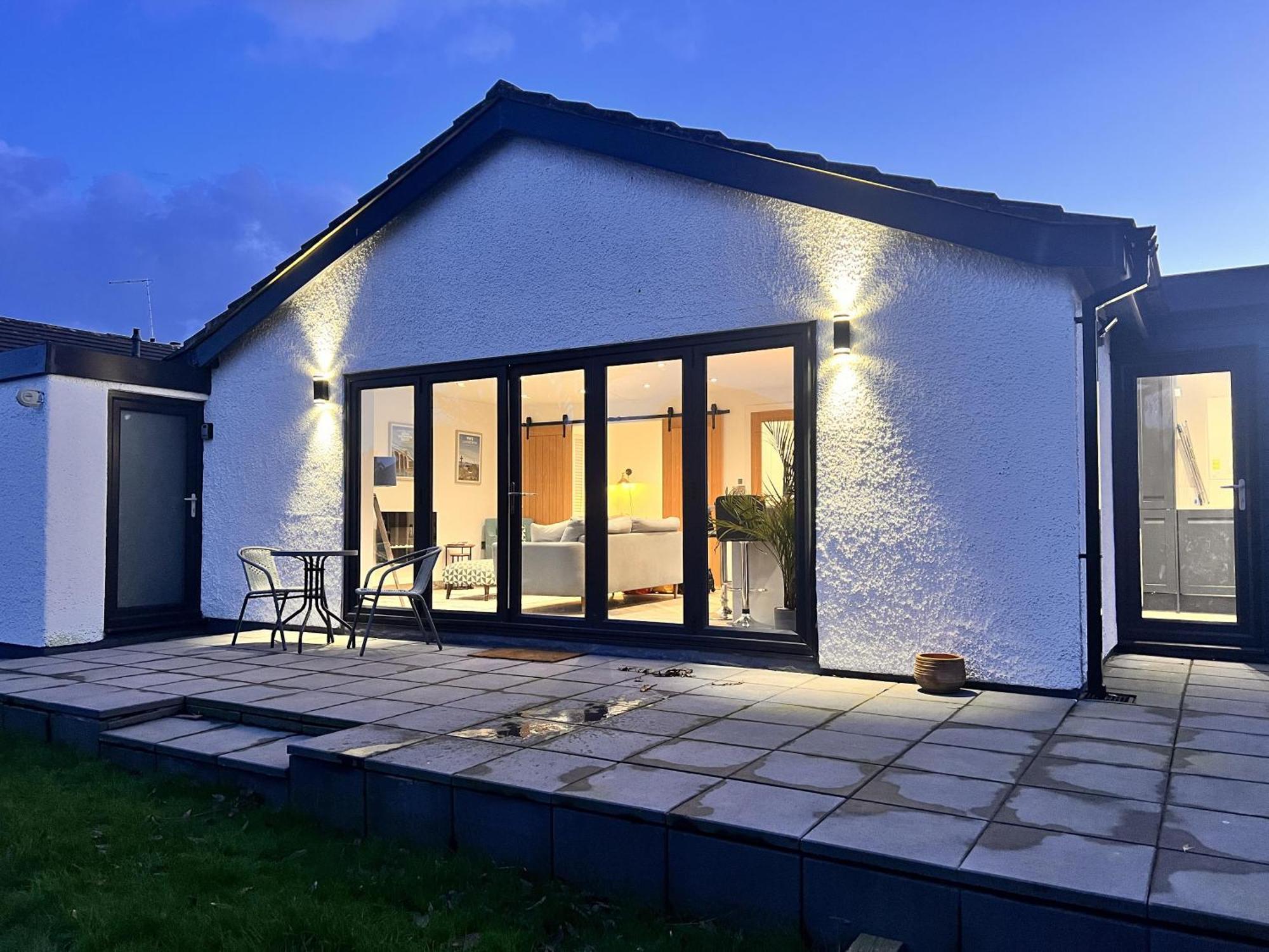 Stylish Modern Home With Parking Enclosed Garden Holyhead Eksteriør bilde