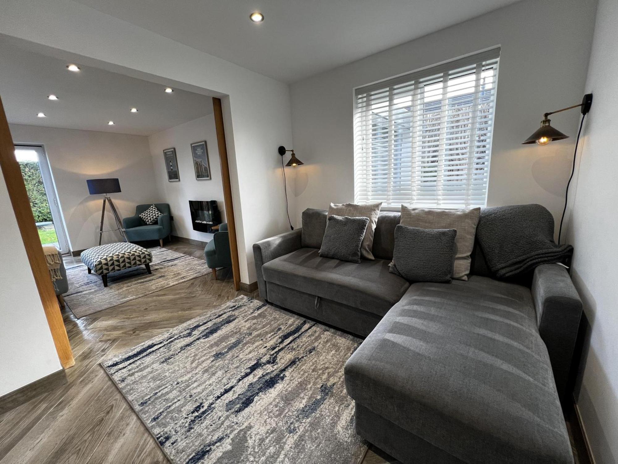 Stylish Modern Home With Parking Enclosed Garden Holyhead Eksteriør bilde