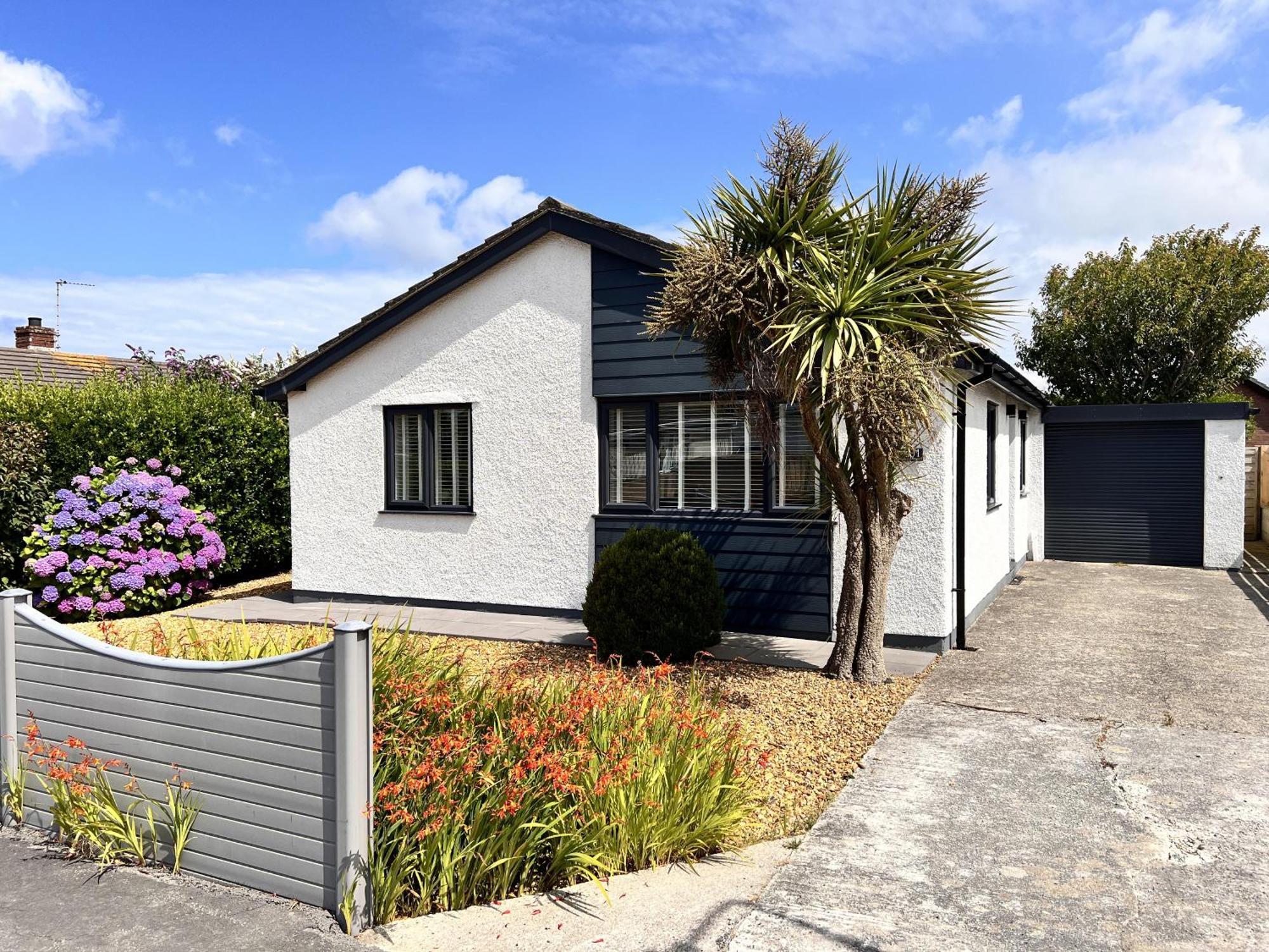 Stylish Modern Home With Parking Enclosed Garden Holyhead Eksteriør bilde